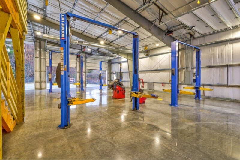 LED HB2 240 Watt used in car repair facility